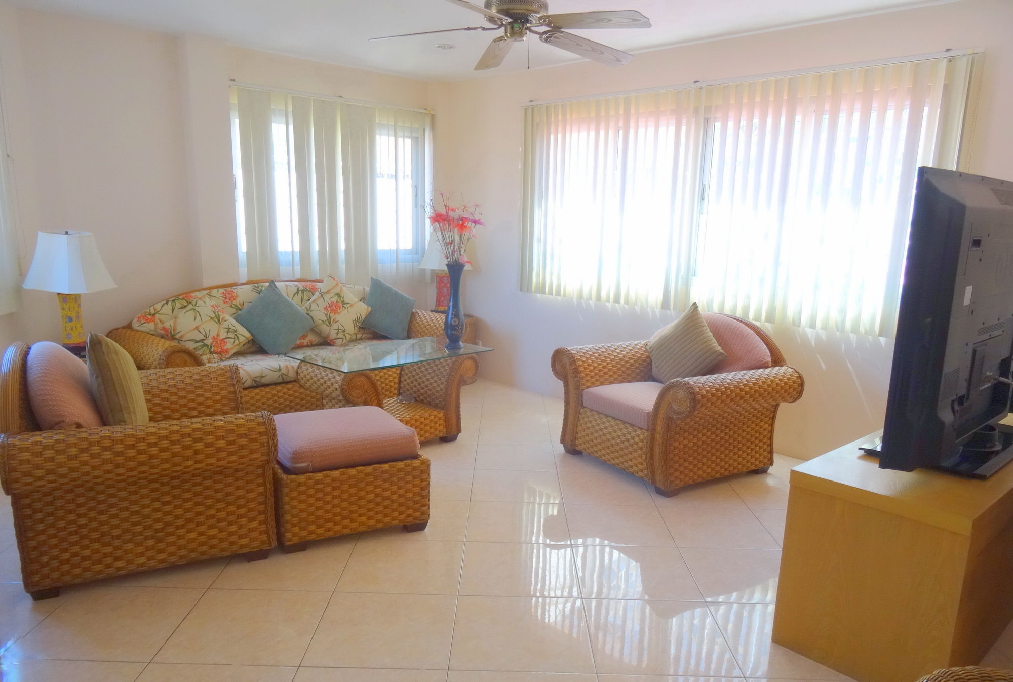 Butterfly Garden Boutique Residence By Luxury View Ex Lg Apts And Villas, A Lifestyle Destination 1 To 3 Bedroom Units 110 To 190 Sqmtr, 2 Full Bathrooms, Rain Shower, Complete Kitchen, Free Fast Fiber Wifi, 55" Smart Tvs, 24-7 Staff, Spa Bath, Free Pattaya Exterior photo